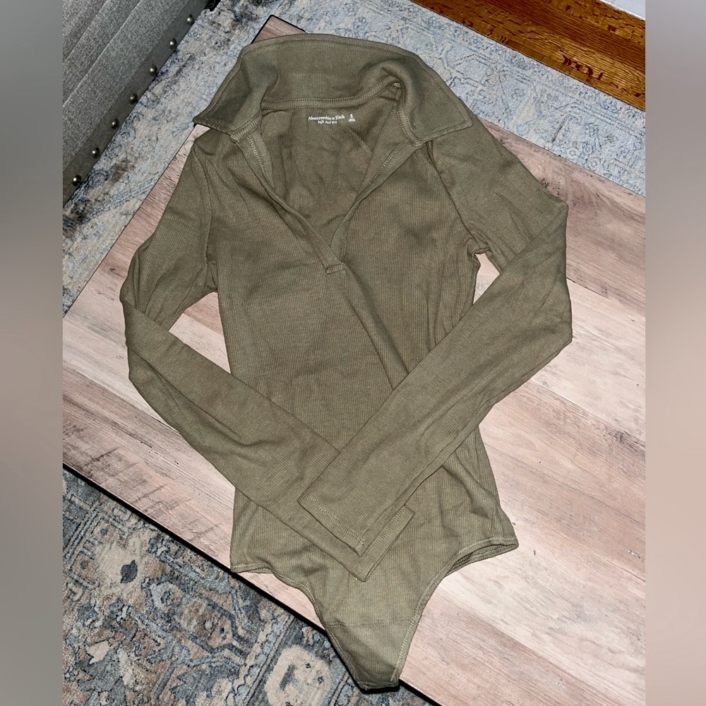 BRAND NEW Green Ribbed Abercrombie & Fitch Shirt 💚